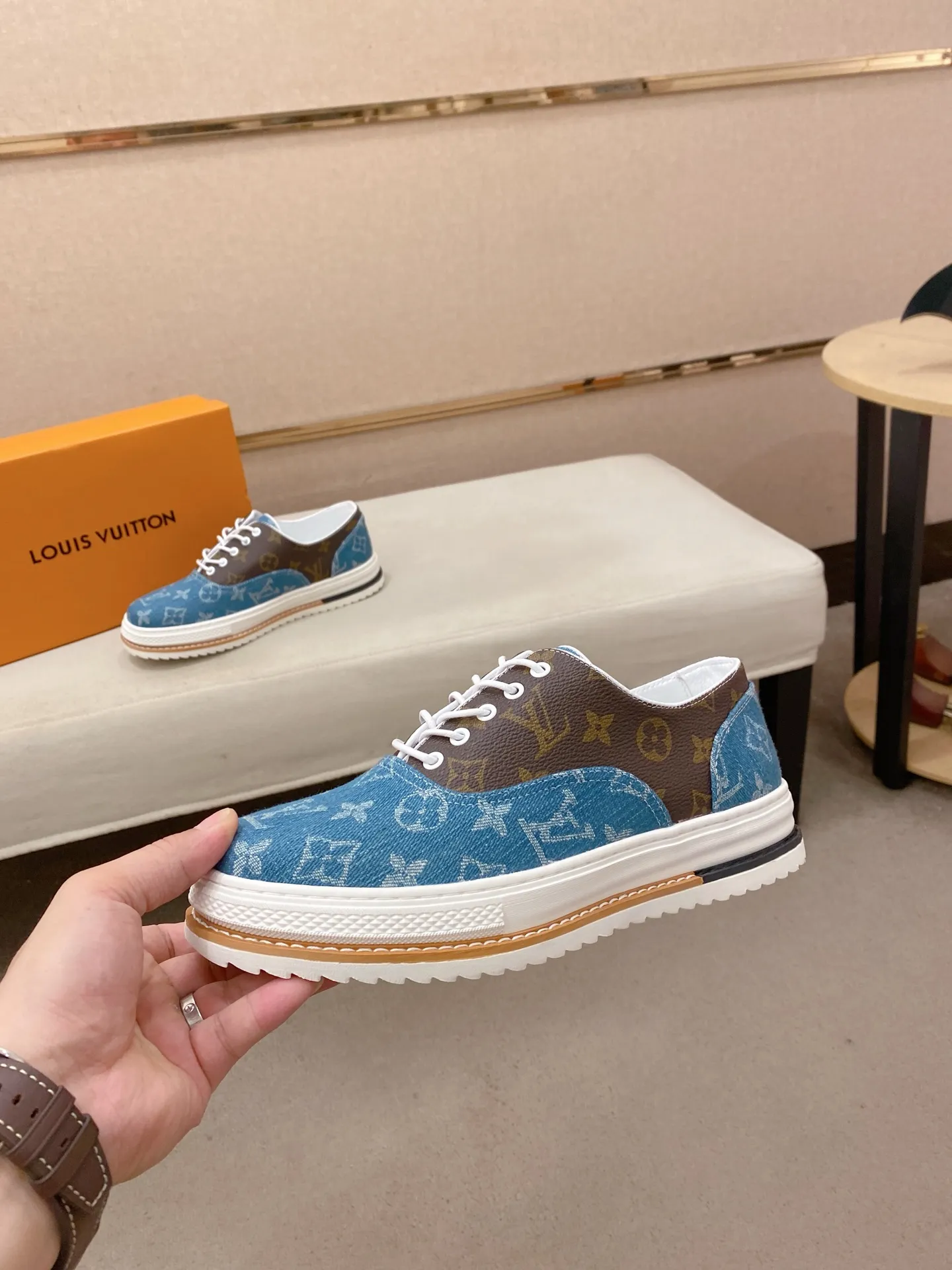 Men's shoes💰 420💰Louis Vuitton (Louis Vuitton/LV) top 🔍🔍 new models are on sale at the same time, the upper 🇮🇹 imported first-layer cowhide from Italy, fully imported sheepskin lining 💪💪, completely 1⃣️ to 1 ⃣️Re-engraved🇮🇹💪💪, ⚠Sole: The original sole is specially provided by the original factory, the exclusive movable molded sole is super comfortable, ⚠The original factory follows the order, 🔍🔍high quality, you can enter and exit the counter at will, welcome to compare⚠. Code number:38-44